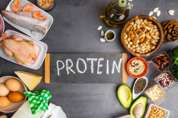PROTEINの文字を中心に様々な種類の食材が囲っている